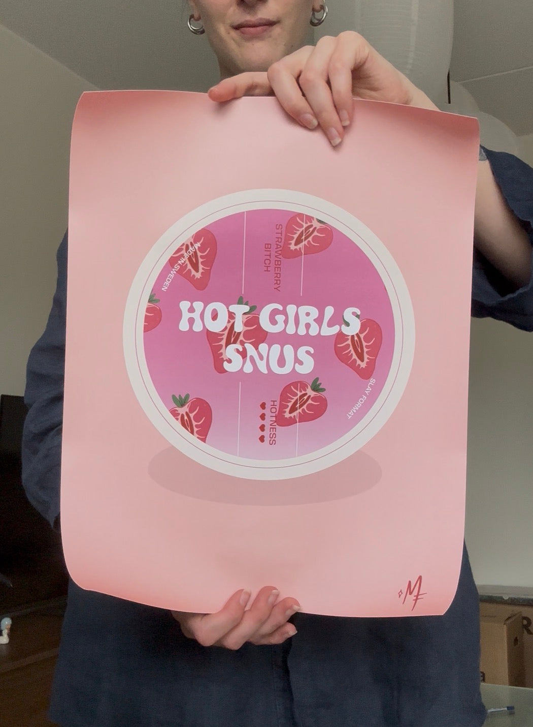 REA: Hot Girls Snus Poster30x40